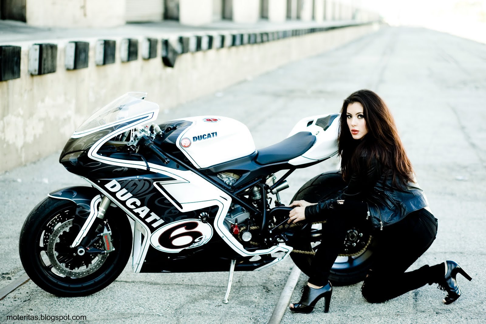 mujeres hermosas en motos pisteras